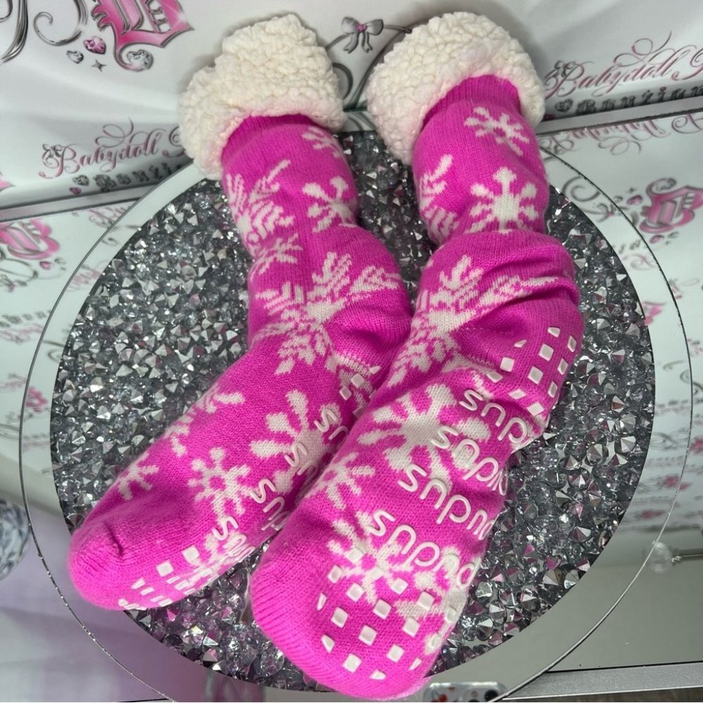 Pudas slippers socks Sherpa fleece neon pink winter pattern snowflakes grippy